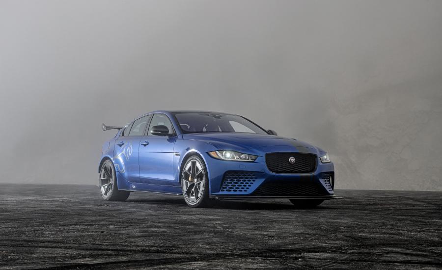  Jaguar XE SV Project 8 2017 года  (NA) (фото 10 из 32)